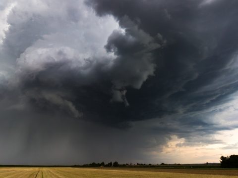 Erős szélre és instabil időjárásra figyelmeztetnek a meteorológusok