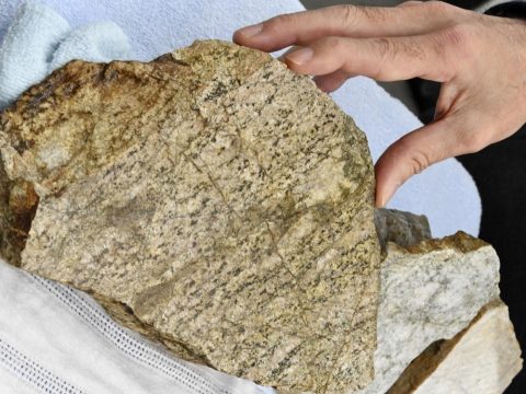Két és fél milliárd éves követ találtak Japánban