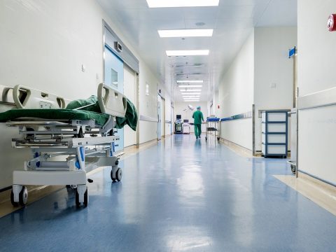 Újabb 58 fertőzött halálát okozta a koronavírus Romániában