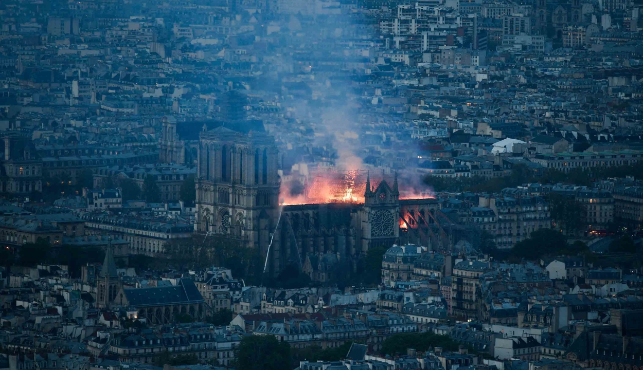 Filmsorozat készül a Notre-Dame székesegyházat sújtó tűzvészről