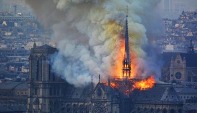 Órákon át égett a Notre Dame, sikerült eloltani a lángokat