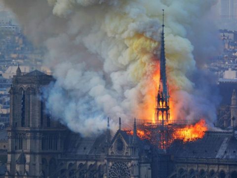 Órákon át égett a Notre Dame, sikerült eloltani a lángokat