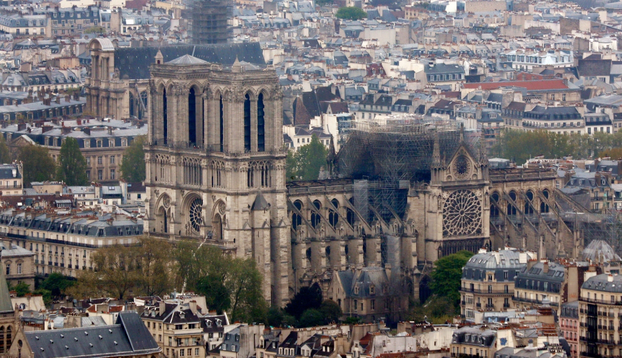 Dohányoztak a Notre-Dame felújításán dolgozó munkások