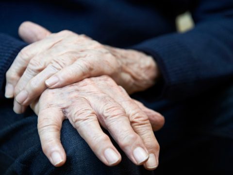 Akár húsz évvel hamarabb is megjelenhetnek a Parkinson-kór első tünetei