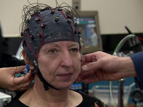 Parkinson-kórban szenvedők mozgását javították kanadai kutatók egy új kezeléssel