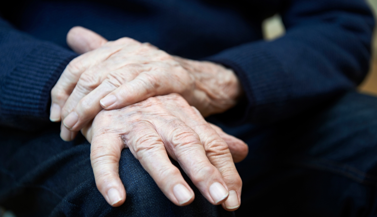 Akár húsz évvel hamarabb is megjelenhetnek a Parkinson-kór első tünetei