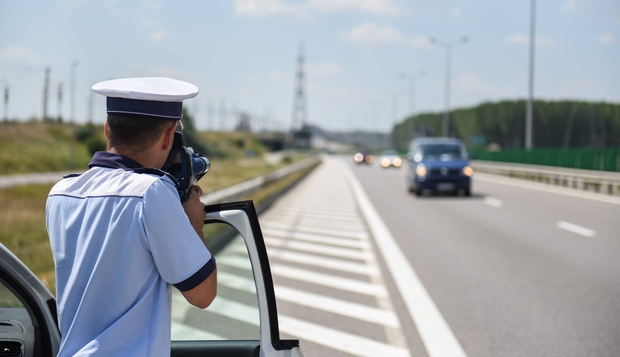 Nyolc, 200 km/órás sebességnél gyorsabban hajtó sofőrt tartóztattak fel a hétvégén az autópályákon