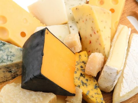 Boldogabbak a sajtot fogyasztó emberek