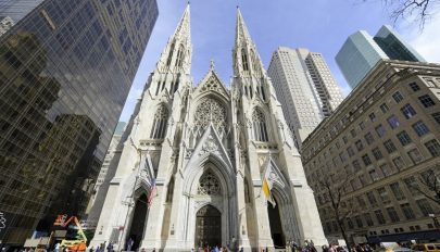 Egy zavart férfi benzines palackokkal akart bemenni a New York-i Szent Patrick katedrálisba