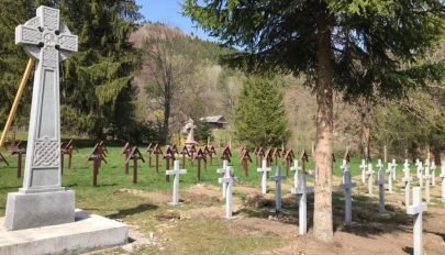 Úzvölgyi katonatemető: virrasztottak a sírkert előtt, tartva a román emlékmű felavatásától