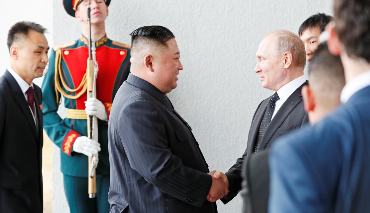 Találkozott egymással Vlagyimir Putyin és Kim Dzsong Un