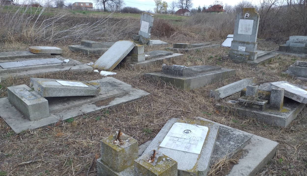 Több mint 70 sírkövet törtek szét a huși-i zsidó temetőben