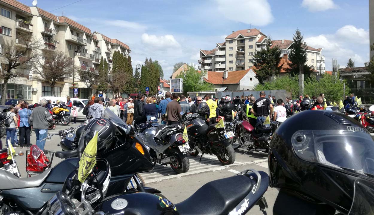 A motorosok is közösségben élnek