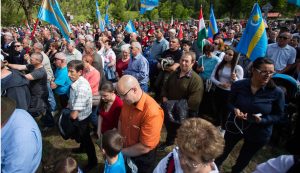 A sírkertben többezres tömeg gyűlt össze Fotó: Kocsis B. János