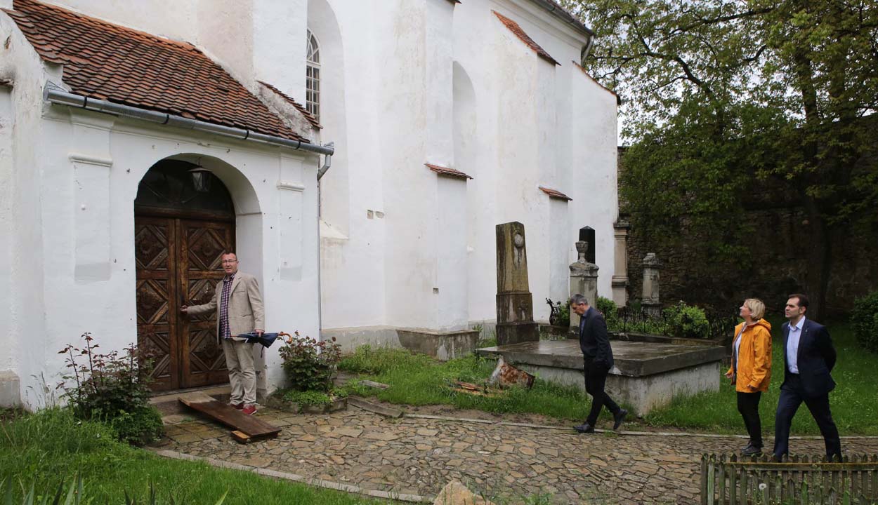 Akadályozzák a vártemplom felújítását