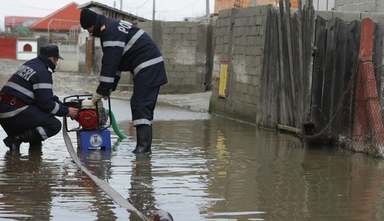 Tíz megyében okozott károkat az időjárás, Iași megyében villám csapott egy férfibe