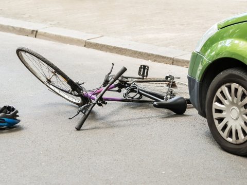 Elütött egy biciklist, majd elhagyta a baleset helyszínét