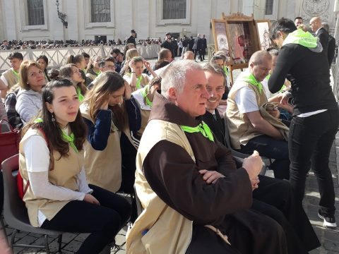 Ferenc pápával találkozott a Vatikánban a Böjte atya vezette gyerekcsapat
