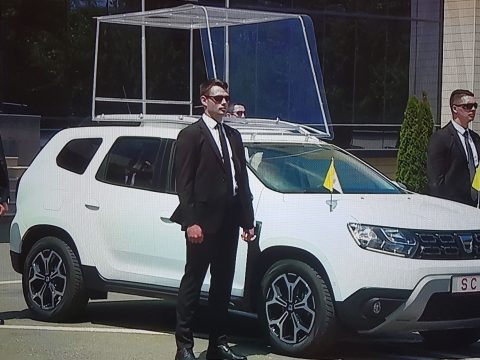 Bemutatták a pápamobillá alakított Dacia Dustert