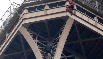 Háromszáz méter magasra mászott egy férfi az Eiffel-tornyon