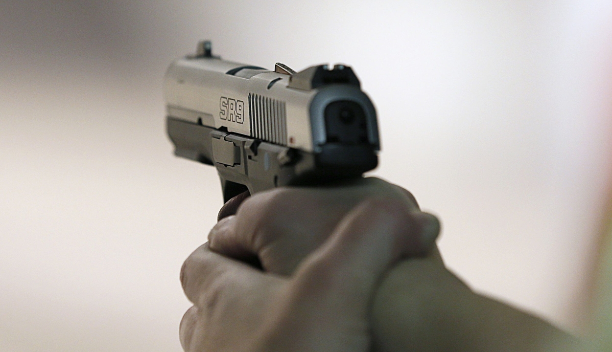 Szolgálati fegyverével lőtt egy agresszív férfire egy bukaresti rendőr; az illető belehalt a sérülésbe