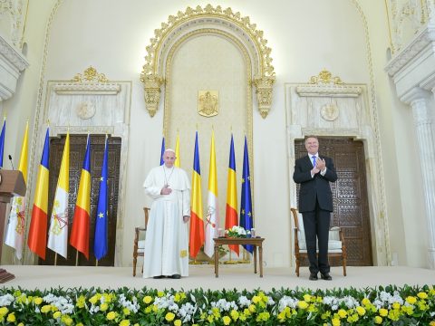 Ferenc pápa: a nehézségek ellenére Románia nagyot lépett előre a demokratikus fejlődés útján