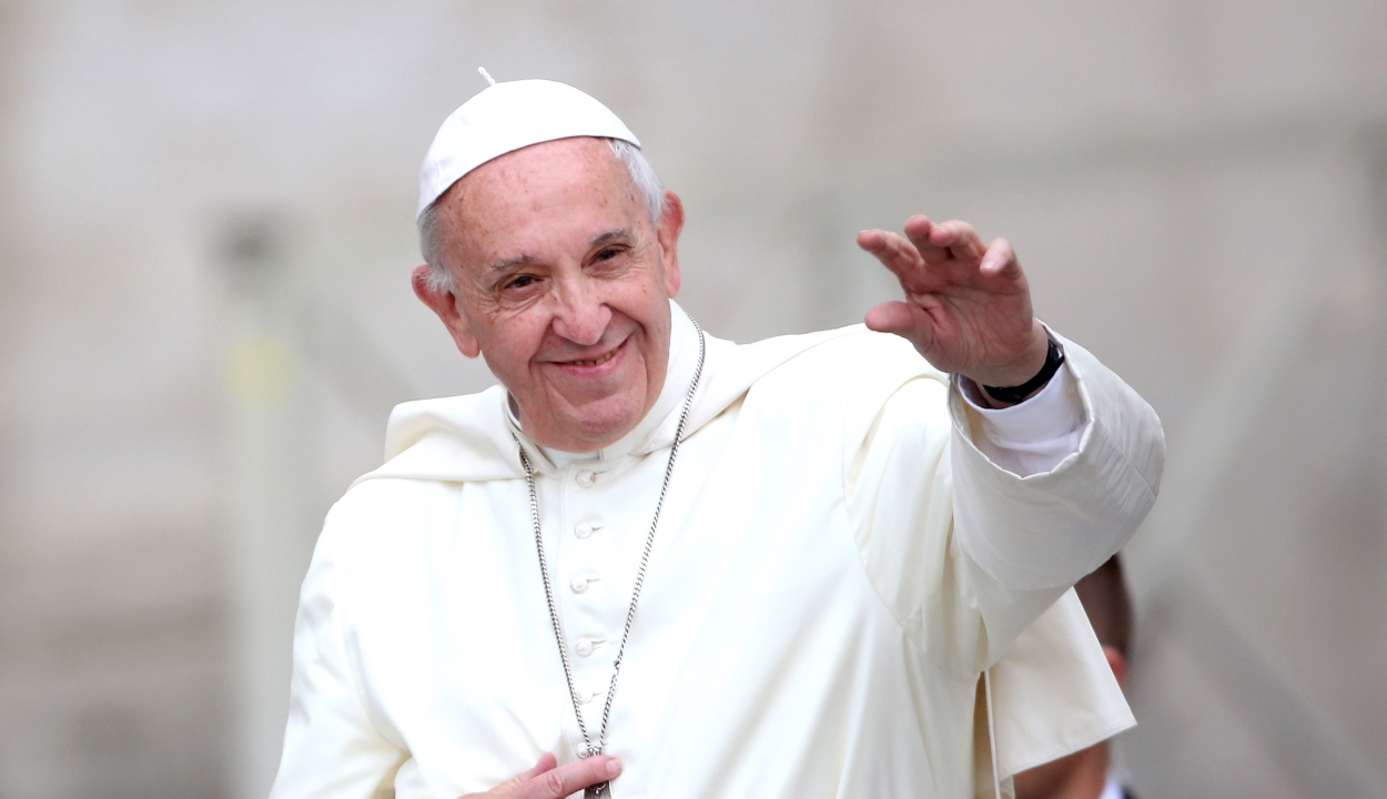 Elkészült Ferenc pápa csíksomlyói miseruhája