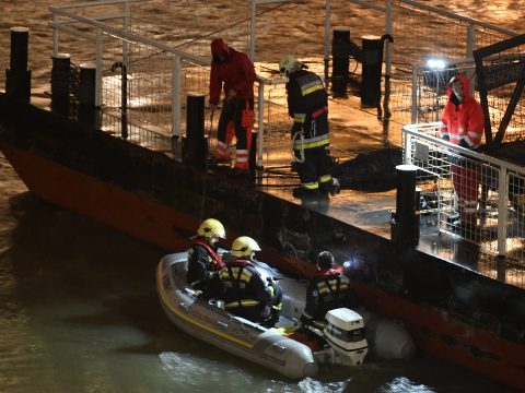 Elsüllyedt egy turistahajó a Dunán a Parlamentnél; legkevesebb hét ember meghalt