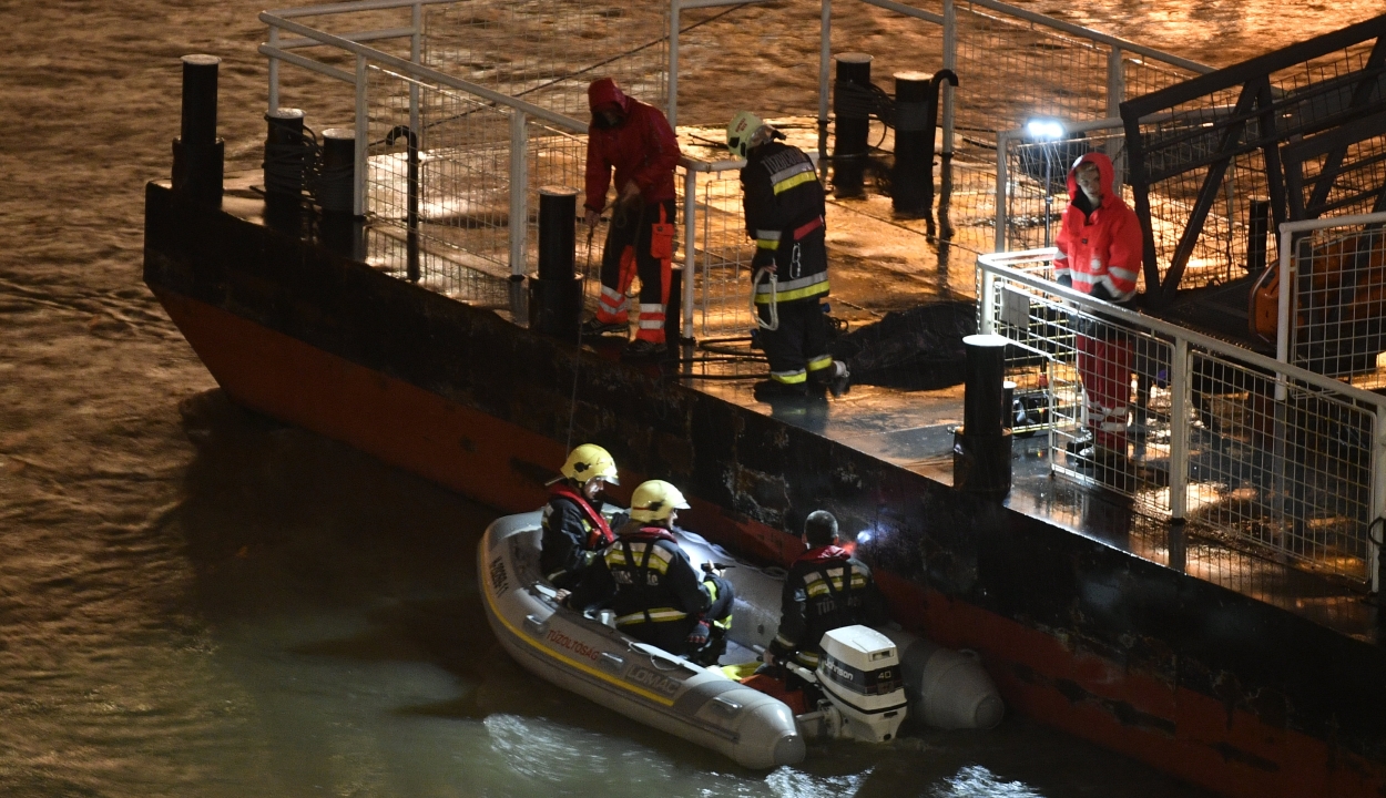 Elsüllyedt egy turistahajó a Dunán a Parlamentnél; legkevesebb hét ember meghalt