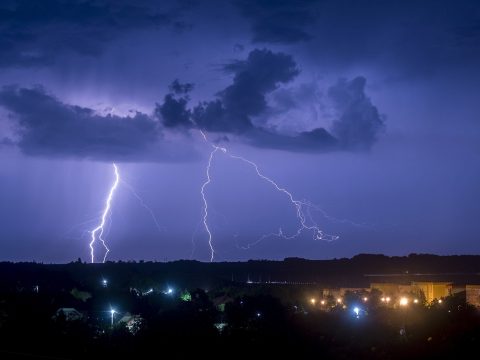 Nem szabadulunk az esős időtől: elsőfokú viharriasztás az ország 23 megyéjében