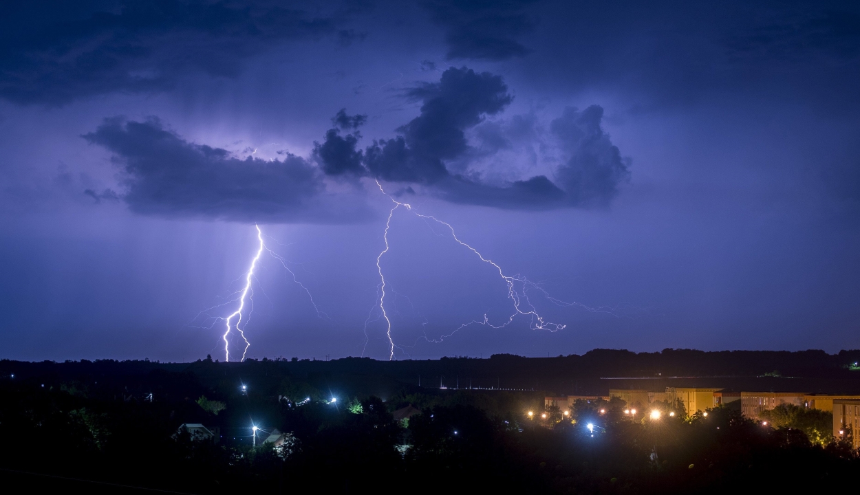 Huszonöt megyére vonatkozó viharriadót adott ki a meteorológiai szolgálat