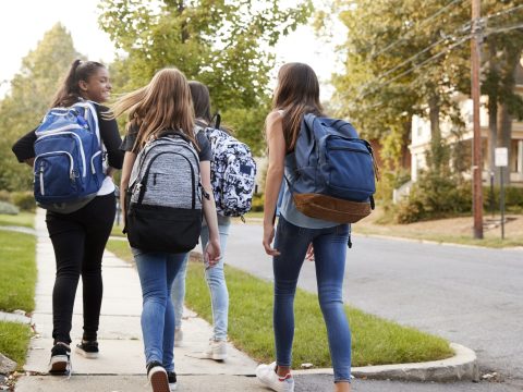 Kisebb az elhízás veszélye, ha gyalog jár a gyerek iskolába