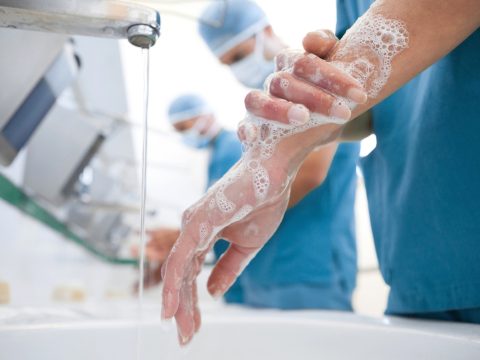 Több mint ezer fertőzést jelentettek az első négy hónapban a romániai kórházak