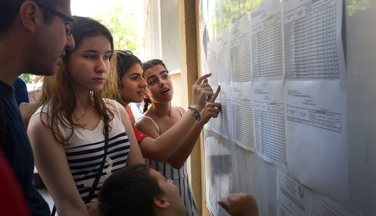 Eltörölnék a rendeletet, amely szerint csak 5-ös átlaggal lehet líceumba iratkozni