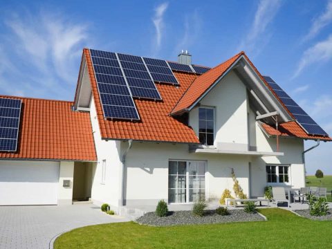 Építkezési engedély nélkül lehet napelemet szerelni az épületekre