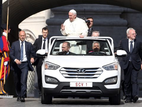 Sürgősségi kormányrendelettel engedélyezték a pápamobil egyedi rendszámát