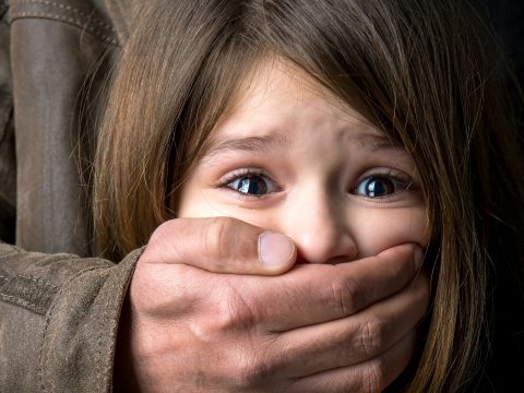 4 éves kislánnyal fajtalankodó párt tartóztattak le Aradon