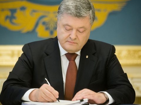 Porosenko aláírta a sokat vitatott ukrán nyelvtörvényt