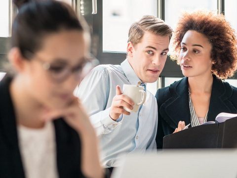 Egy ember átlagosan 52 percet pletykál naponta