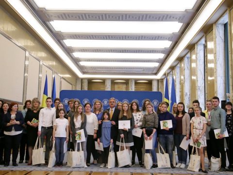 Románnyelv-versenyen győztes magyar gyerekeket díjaztak a Victoria-palotában