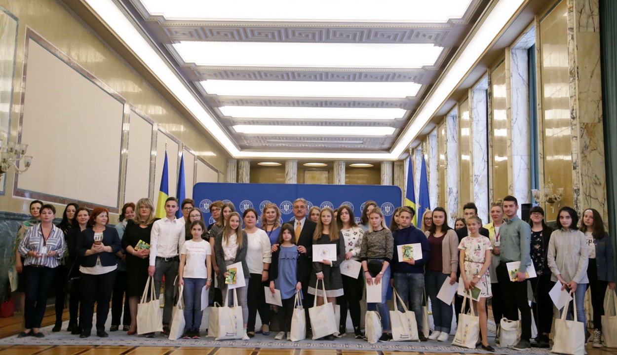 Románnyelv-versenyen győztes magyar gyerekeket díjaztak a Victoria-palotában