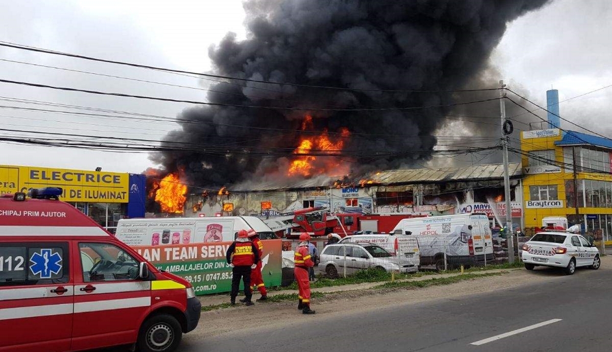 Lángokban áll egy Bukarest melletti kereskedelmi központ