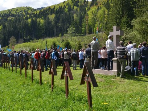 Több ezer ember kiáltotta az úzvölgyi sírkertben: ne bántsd a magyart!