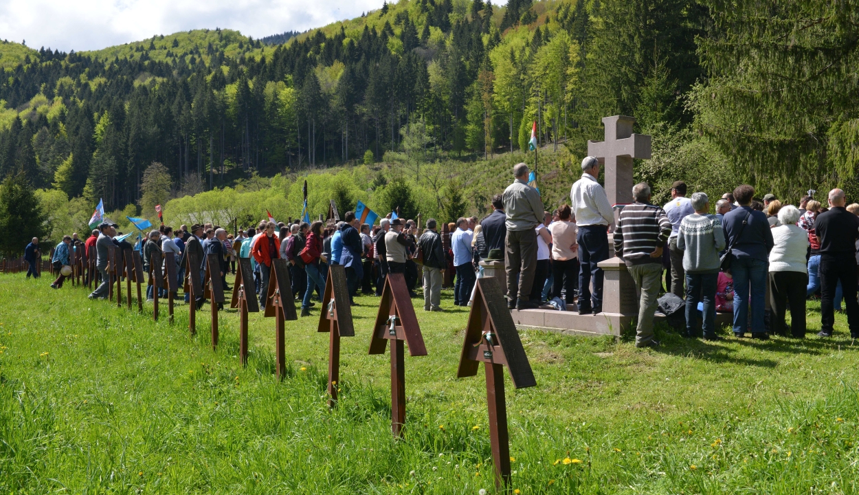 Több ezer ember kiáltotta az úzvölgyi sírkertben: ne bántsd a magyart!