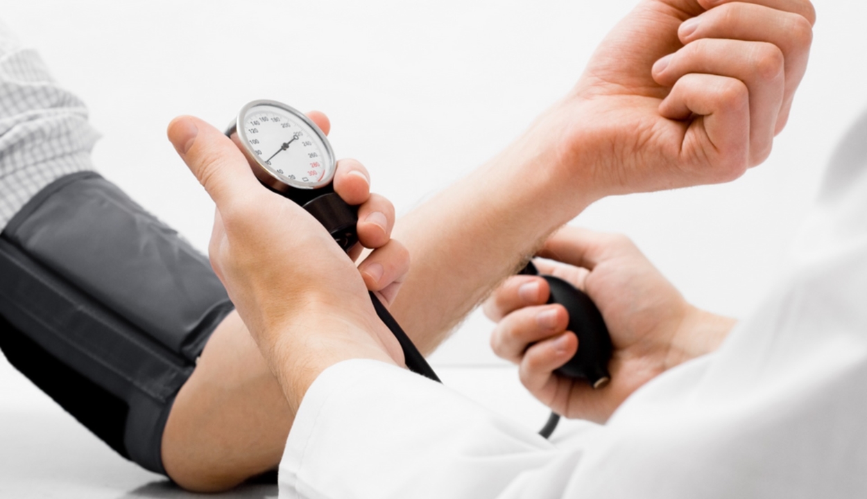 másodfokú magas vérnyomás magas kockázatú fagyöngy és magas vérnyomás