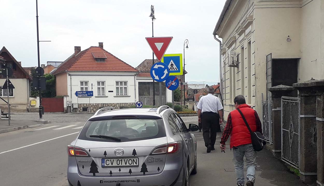 Nehezen megy a járdán-parkolás felszámolása