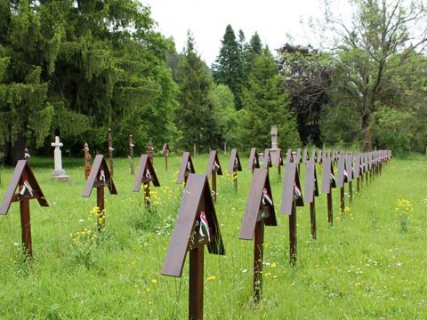 Román hatóság: 11 román katona nyugszik az úzvölgyi sírkertben