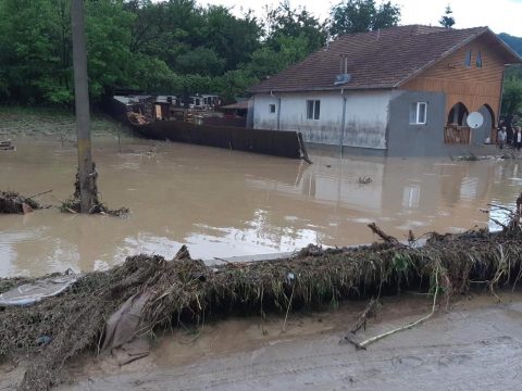 Egy gyereket keresnek, három meghalt, miután anyjukkal együtt elsodorta őket az ár