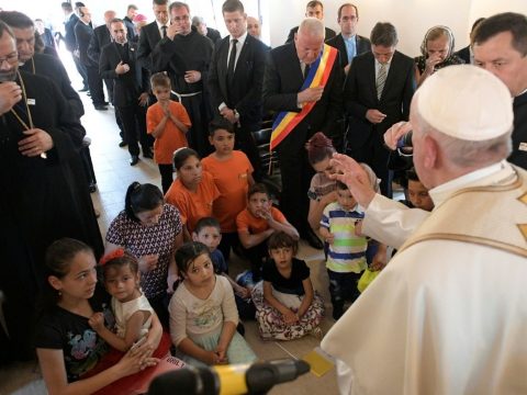 Ferenc pápa bocsánatot kért a romáktól az egyház nevében az őket ért diszkriminációért
