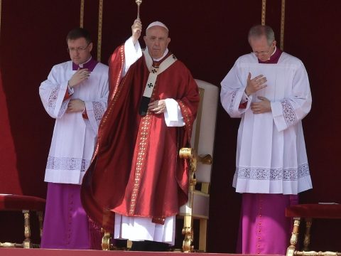 Pünkösd: valódi emberi közösséget szorgalmazott a közösségi oldalak helyett Ferenc pápa